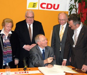Wolfgang Schäuble trägt sich ins Goldene Buch der Stadt Rastatt ein (v.l.n.r: Ursula Lazarus MdL; Wolfgang Jägel MdL; Peter Götz MdB; OB Hans Jürgen Pütsch)