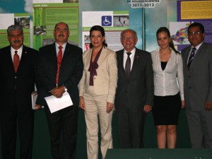 Götz and the Mayor of Aguascalientes with her team