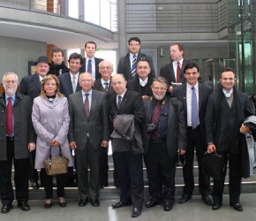 © Daniela Diegelmann, KASPeter Götz (3.v.l.) zusammen mit Abgeordneten des brasilianischen Parlamentes und Bürgermeistern aus Brasilien im Paul-Löbe-Haus des Deutschen Bundestages