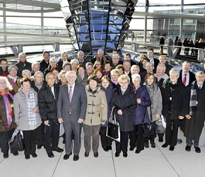 Peter Götz mit den Ehrenamtlichen auf der Kuppelebene des Reichstags