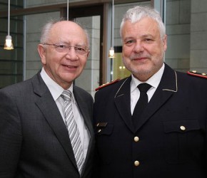 Präsident des Deutschen Feuerwehrverbandes Hans-Peter Kröger (re.) und Peter Götz