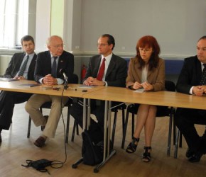 Im Rahmen einer Rumänienreise führte Peter Götz zum Teil mit Kollegen aus Baden-Württemberg politische Gespräche. Auf dem Foto ist er mit den MdBs Krichbaum und Bilger in Sibiu (dt.: Hermannstadt) bei einer Pressekonferenz zu sehen