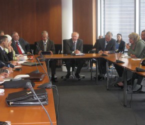 Peter Götz im Gespräch mit der tunesisch/marokkanischen Delegation im Deutschen Bundestag