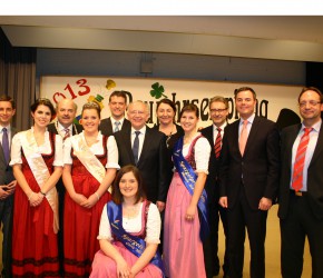 Peter Götz zusammen mit dem Hügelsheimer Bürgermeister Reiner Dehmelt (2.v.links), Landrat, Bürgermeistern und Landtag