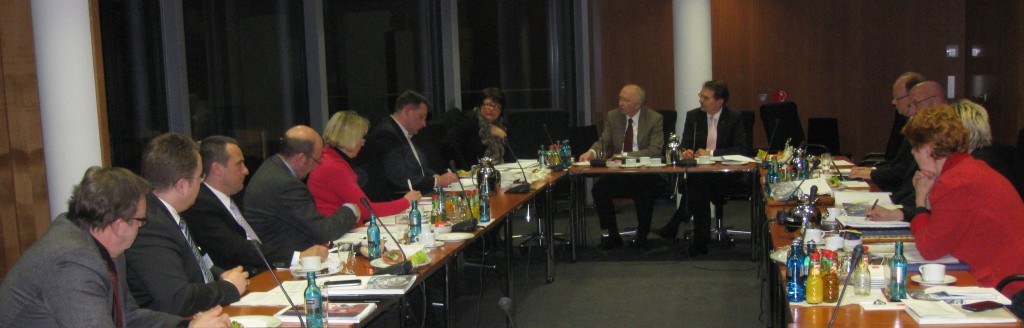 Peter Götz in der Diskussion mit den kommunalpolitischen Sprechern der Länder