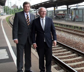 Enak Ferlemann und Peter Götz am Rastatter Bahnhof (Archivbild)
