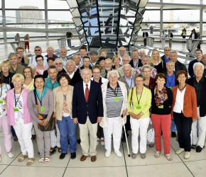 Peter Götz mit seinen Gästen auf der Kuppelebene des Reichstages