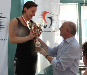 Götz überreicht den Pokal der amtierenden Europameisterin Silke Lippock...
