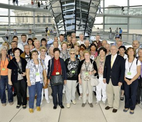 Die Besuchergruppe auf der Kuppelebene des Reichstages