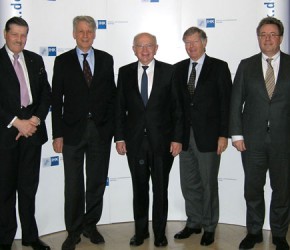 V.l.n.r: Robert W. Huber (Vors. Außenwirtschaftsausschuss); Prof. Hans-Peter Mengele (IHK-Hauptgeschäftsführer); Peter Götz, MdB; Gerd Stracke (IHK-Vizepräsident, Vors. Handelsvermittlerausschuss); Herbert Striebich (Vors. Verkehrsausschuss).