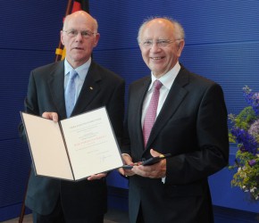 Prof. Dr. Norbert Lammert überreicht Peter Götz die Auszeichnung.