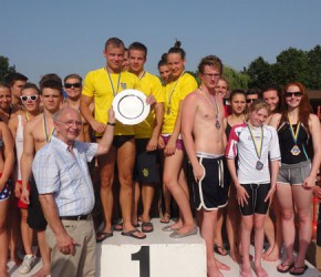 Peter Götz bei der Preisverleihung an die siegreiche ungarische Mannschaft des BVSC-Zugló aus Budapest. Den zweiten Platz erreichte das Team des TV Bühl vor der Mannschaft des Bishops Stortford Swimming Club.