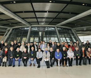 Gruppenfoto mit Peter Götz auf der Fraktionsebene im Reichstag