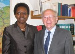 Peter Götz und Aisa Kirabo Kacyira im Berlin Büro