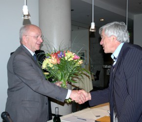 Alois Karl MdB überreicht Peter Götz MdB einen Blumenstrauß zum Abschied