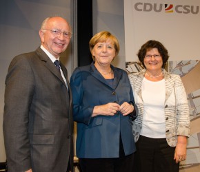 Peter Götz zusammen mit seiner Frau und Bundeskanzlerin Angela Merkel im Reichstag