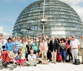 Peter Götz mit seinen Gästen auf der Kuppelebene des Reichstages